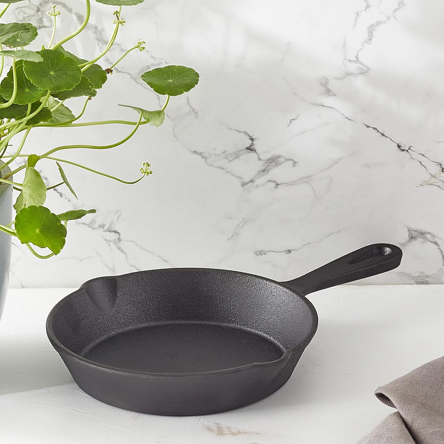 HOMERO Cast Iron Frying Pan with Natural Non-Stick Finish 25cm